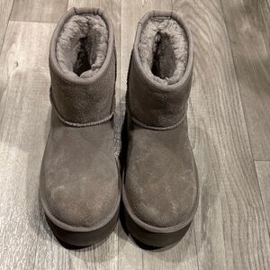 Ugg girls size 3 (women’s size 5.5)
